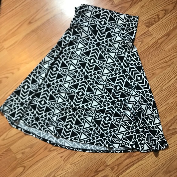 π5/$25π Lularoe Tribal print skirt - sz XS - Picture 4 of 4